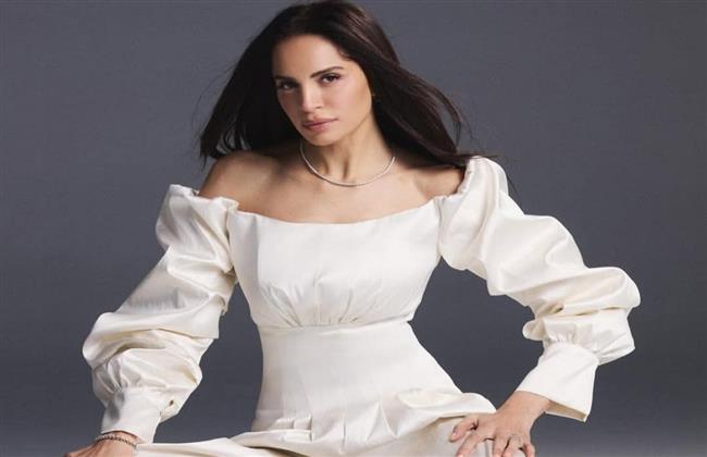 آمال ماهر تتألق بالجمبسوت الأبيض