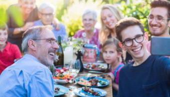 لو بتوثقي التجمعات العائلية بكاميرا الموبايل.. فأنتِ تخفي هذه المشاعر 