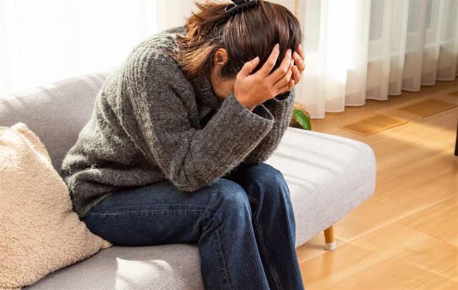 للنساء.. عادات سامة تسرق سعادتك منها تصفح الهاتف ليلاً