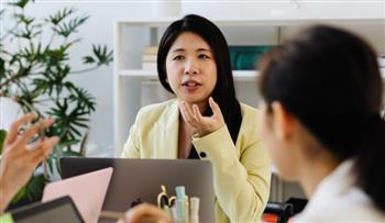 للمرأة العاملة.. التواصل البصري يساعدك على قراءة  أفكار الآخرين