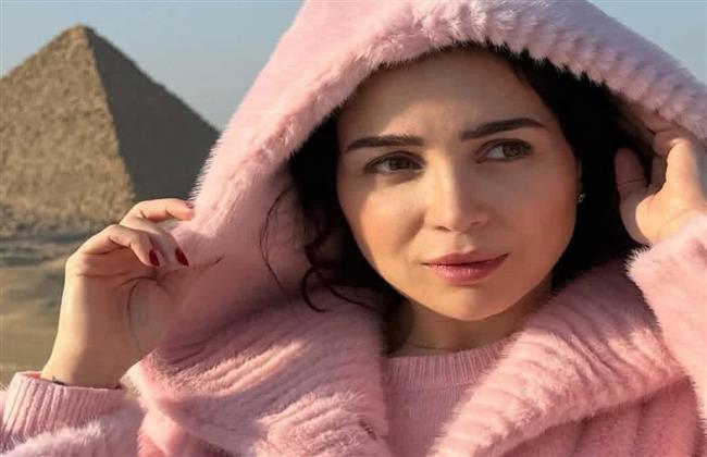 مي عز الدين بإطلالة شتوية أنيقة في الأهرامات 