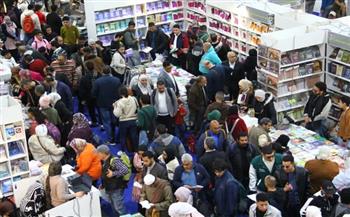 معرض القاهرة الدولي للكتاب 57| إقبال واسع على إصدارات هيئة الكتاب ونجاح مبادرة «مكتبة لكل بيت» 