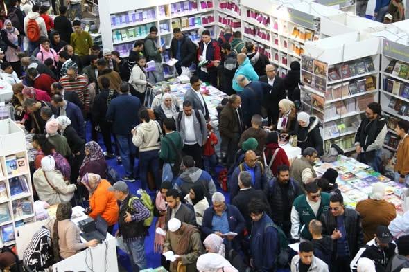 معرض القاهرة الدولي للكتاب 57| إقبال واسع على إصدارات هيئة الكتاب ونجاح مبادرة «مكتبة لكل بيت» 
