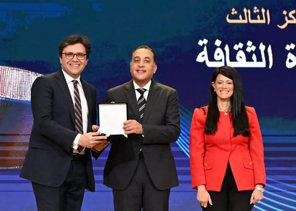 رئيس الوزراء يسلم وزير الثقافة جائزة التميز الحكومي في مجال تكافؤ الفرص وتمكين المرأة