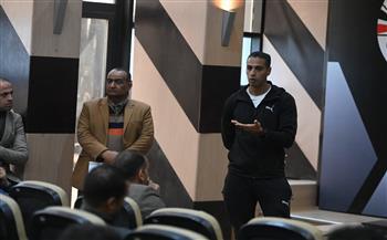 أوسكار رويز يعقد اجتماعًا فنيًا مع الحكام في اتحاد الكرة   