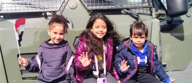 علم مصر في أيدي الصغار.. رسالة حب وأمان من معرض الشرطة السنوي احتفالا بعيدها ال74