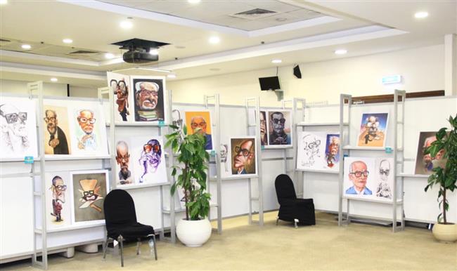 معرض القاهرة للكتاب الـ 57| «نجيب محفوظ بعيون العالم»… الكاريكاتير العالمي يحتفي بالأديب المصري