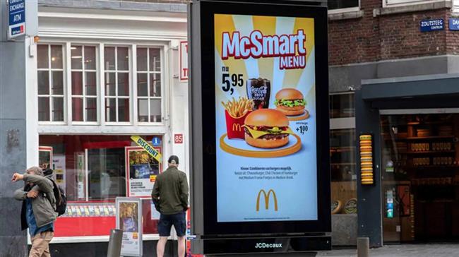 أول عاصمة تحظر إعلانات الهامبرجر في الشوارع والحافلات
