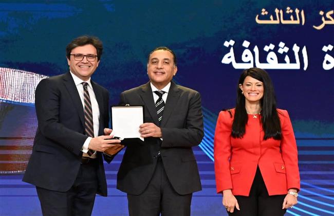 رئيس الوزراء يسلم وزير الثقافة جائزة التميز الحكومي في مجال تكافؤ الفرص