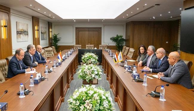 رئيس المنطقة الاقتصادية لقناة السويس يستقبل سفير هولندا لبحث تعزيز التعاون في الطاقة الخضراء  