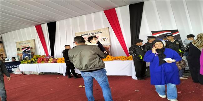 يد واحدة.. منفذ "كلنا واحد" يجذب الزائرين في معرض المعدات و المركبات الشرطية 