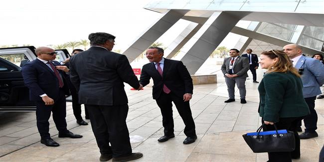 نائب وزير الخارجية الأمريكي ونائب وزير خارجية جمهورية طاجيكستان يزوران المتحف المصري الكبير