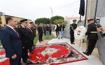 محافظ كفرالشيخ يضع إكليل الزهور على النصب التذكاري لشهداء الشرطة بمركز تدريب العاصمة
