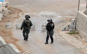الاحتلال الإسرائيلي يعتقل 8 فلسطينيين خلال اقتحامات ومداهمات واسعة بالضفة الغربية والقدس