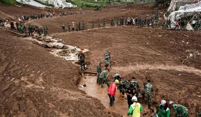 50 قتيلًا بسبب انهيار  أرضي في إندونيسيا والأمطار تمنع الوصول لـ 33 مفقودًا