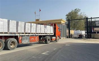 تحرك شاحنات القافلة رقم 126 تمهيدًا لدخولها من مصر إلى غزة عبر منفذ كرم أبوسالم