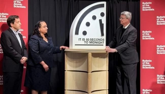 ساعة يوم القيامة تتحرك من جديد.. تحذير من دمار نووي ومناخي