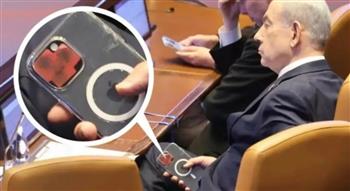 مغطى بشريط لاصق على الكاميرا.. هاتف نتنياهو يثير الجدل