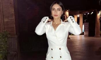 هلا السعيد بفستان بصيحة جديدة في أحدث ظهور  