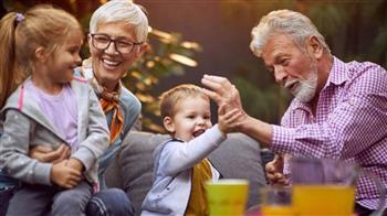 دراسة حديثة: رعاية الأحفاد تحافظ على ذاكرة الأجداد