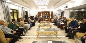 محافظ قنا يبحث مع القيادات التنفيذية سبل تسريع تقنين وضع اليد