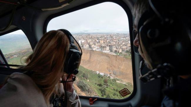 رئيسة وزراء إيطاليا تتفقد بمروحية المناطق المتضررة ببلدة صقلية جراء الانهيار الأرضي