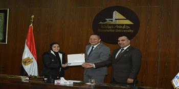 رئيس جامعة دمياط يُكرم طالبتين بكلية العلوم