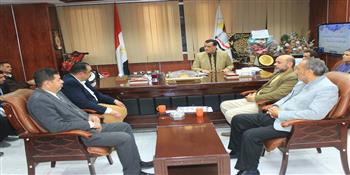 مدير تعليم سوهاج يكرم أعضاء المطبعة السرية ويشيد بدورهم في امتحانات الشهادة الإعدادية 