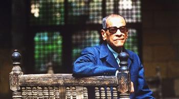 أيقونة معرض القاهرة الدولـــــــى للكتــــــــــاب.. نجيب حضرة المحترم