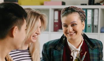 علامات تؤكد امتلاكك مهارات اجتماعية قوية رغم انطوائك