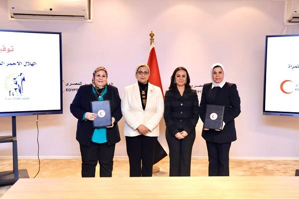 القومي للمرأة يوقع بروتوكولى تعاون مع جمعية الهلال الأحمر