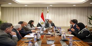 وزير قطاع الأعمال العام يبحث مع مستثمرين أتراك في صناعة الملابس فرص التعاون  