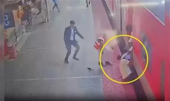 بين القطار والرصيف.. لحظات تحبس الأنفاس لأب وطفله عالقان في "فجوة الموت"