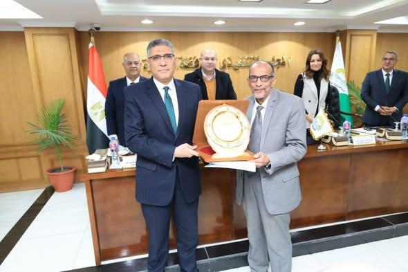 محافظ الجيزة يكرم رئيس جهاز التفتيش والمتابعة الميدانية لبلوغه السن القانونية