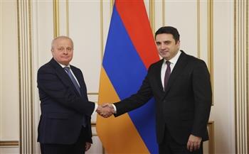رئيس البرلمان الأرميني يبحث قضايا التعاون الثنائي مع سفير روسيا لدى يريفان   