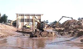 محافظ أسوان يشيد بجهود فرق العمل بمديرية الرى في ترميم جسر طرد محطة قورتة