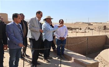 محافظ سوهاج يتفقد مشروعات الرصف والخدمات العامة ويلتقي بالبعثة الأثرية بالبلينا 