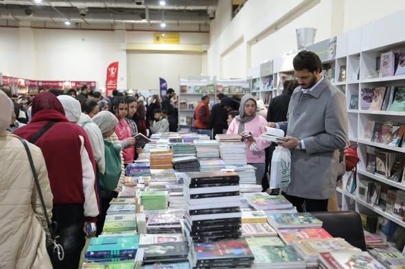 أكثر من 750 ألف زائر في ثامن أيام معرض القاهرة الدولي للكتاب