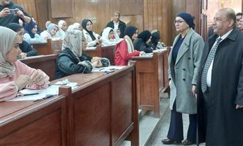 نائب رئيس جامعة القاهرة يتفقد سير امتحانات نهاية الفصل الدراسي الأول بعدد من كليات الجامعة