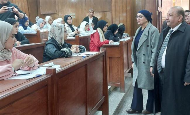 نائب رئيس جامعة القاهرة يتفقد سير امتحانات نهاية الفصل الدراسي الأول بعدد من كليات الجامعة