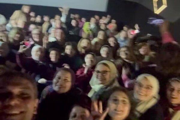 والدة أسر ياسين تحتفل بفيلم نجلها "إن غاب القط" على طريقتها الخاصة   