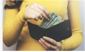 هل يجوز للزوجة أن تأخذ من مال زوجها دون علمه؟.. أمين الفتوى يجيب