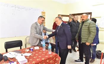 محافظ أسيوط يجري جولة ميدانية على اللجان الانتخابية في جولة الإعادة للاطمئنان على سير التصويت