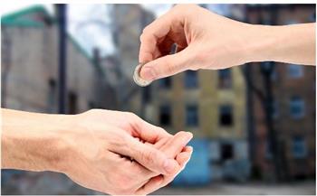 هل يجوز للزوجة أن تتصدق من مال زوجها على روح والدها؟.. أمين الفتوى يجيب