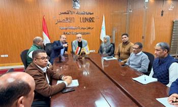 محافظ الأقصر يتفقد غرفة عمليات الشبكة الوطنية للطوارئ في أول أيام جولة الإعادة بانتخابات النواب