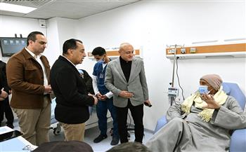رئيس الوزراء يجري حوارًا وديًا مع المرضى في مستشفى الكرنك بالأقصر