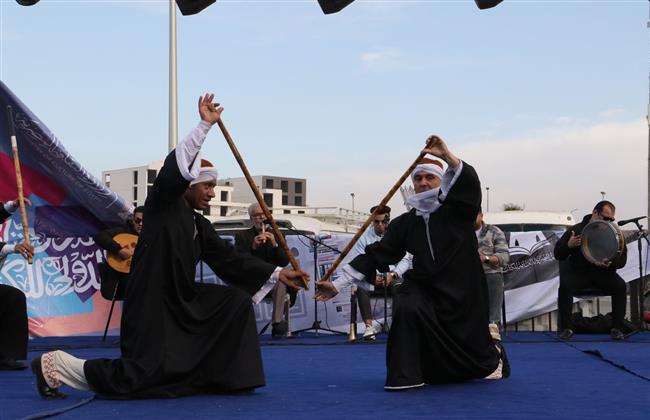 إقبال وتفاعل كبير مع عروض شعبية بني سويف وكورال أطفال بورسعيد بمعرض الكتاب