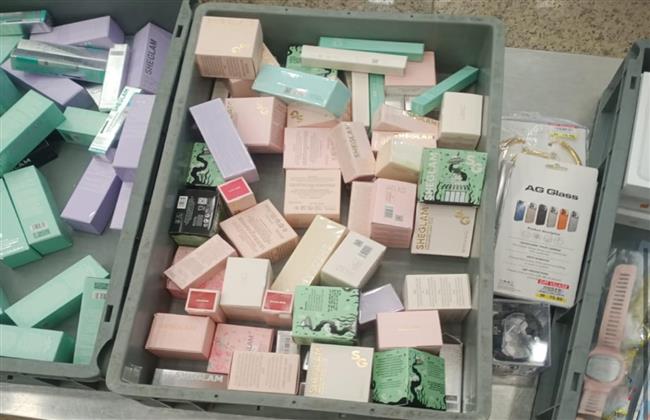 ضبط راكب حاول تهريب أكثر من 1000 سماعة اذن في مطار سفنكس