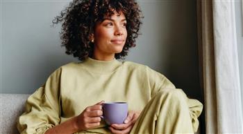 سمات تميز النساء اللاتي يستخدمن نفس كوب القهوة لسنوات