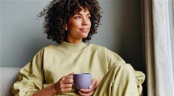 سمات تميز النساء اللاتي يستخدمن نفس كوب القهوة لسنوات